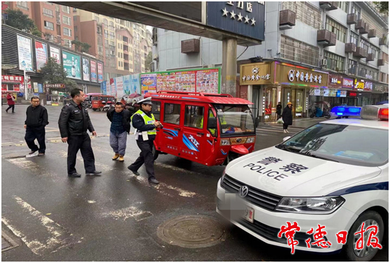 常德經開區公安交警大隊重拳整治城市“慢慢游”.png