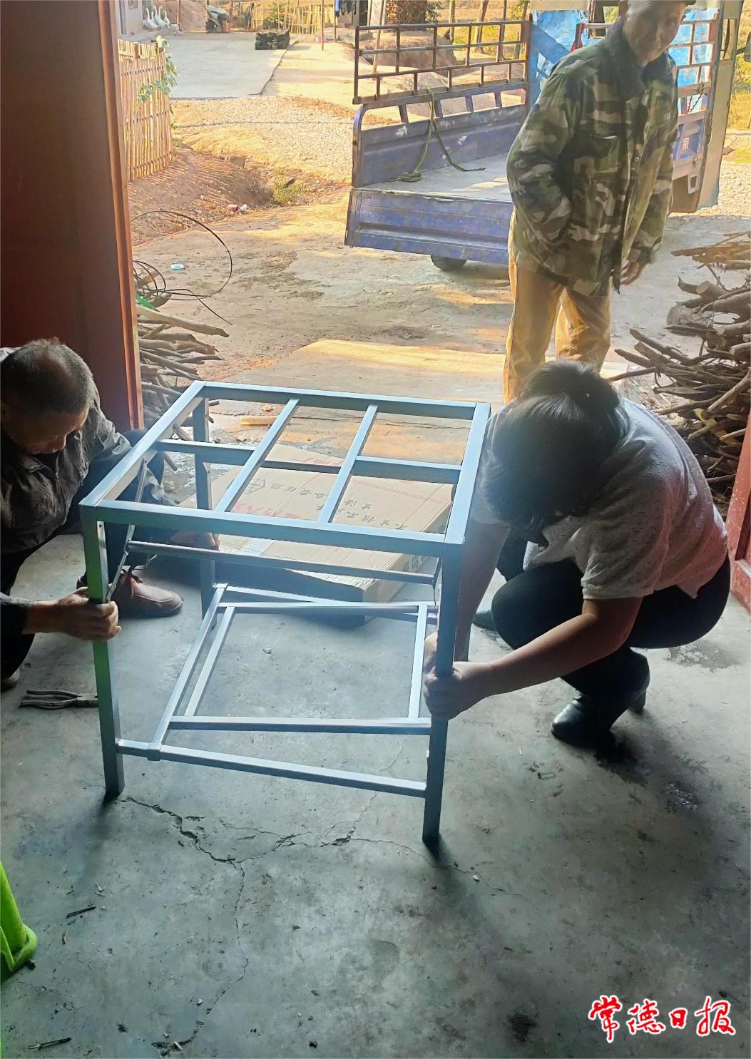 走訪監測戶詹吉勝并為其拼接新桌子1.jpg